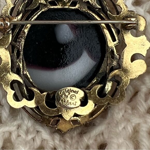 Victorian Style Large Oval Faux Agate Brooch - Original by Robert - Vintage - Picture 5 of 9